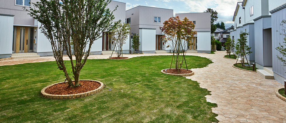 人が集い、コミュニケーションが生まれる芝生広場